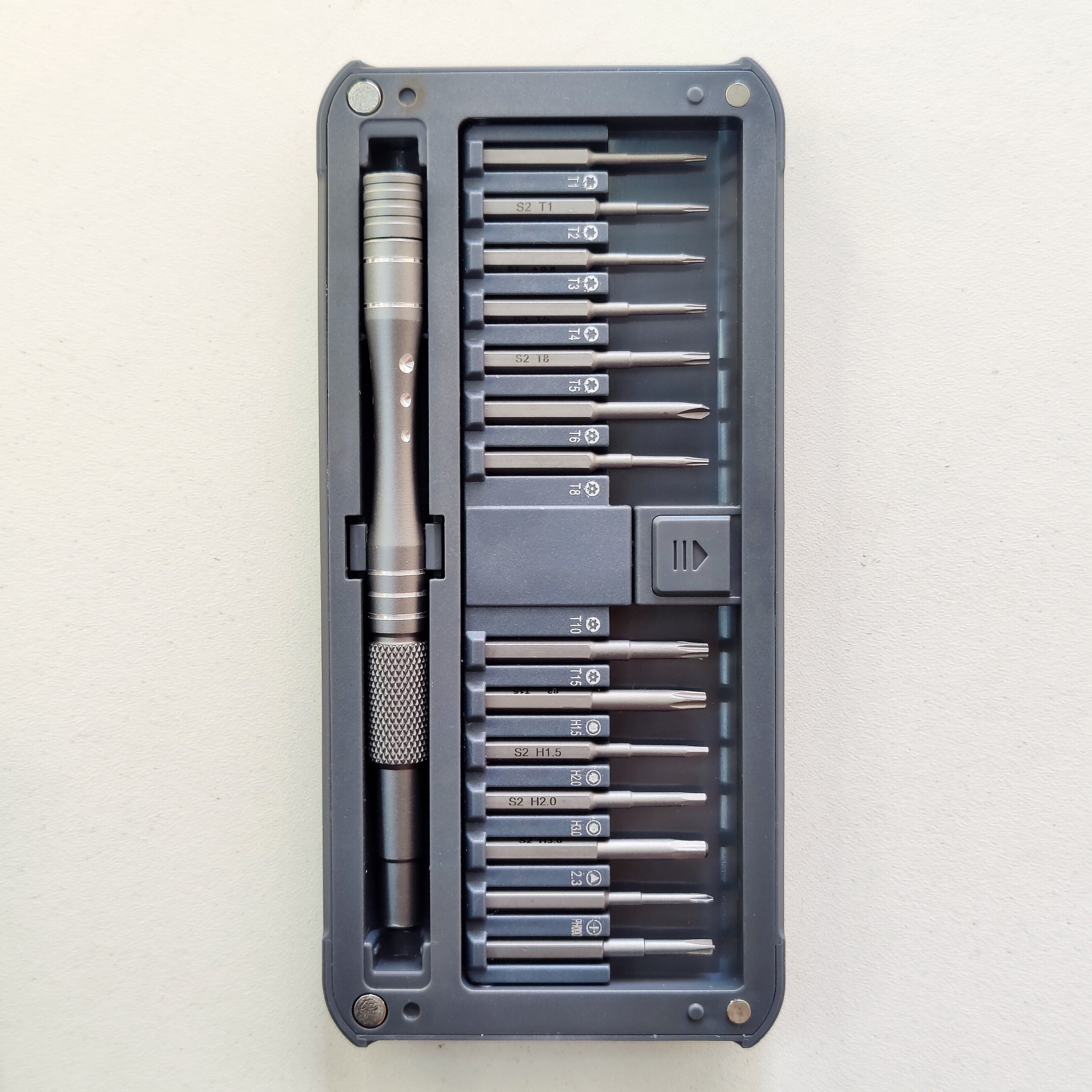 30 in 1 Magnetic Screwdriver Set With 2 Extensions