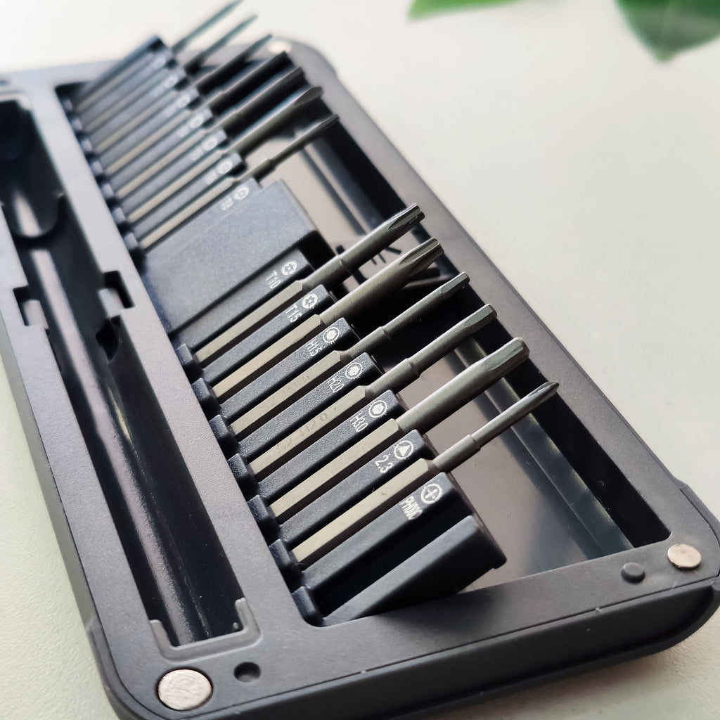 30 in 1 Magnetic Screwdriver Set With 2 Extensions